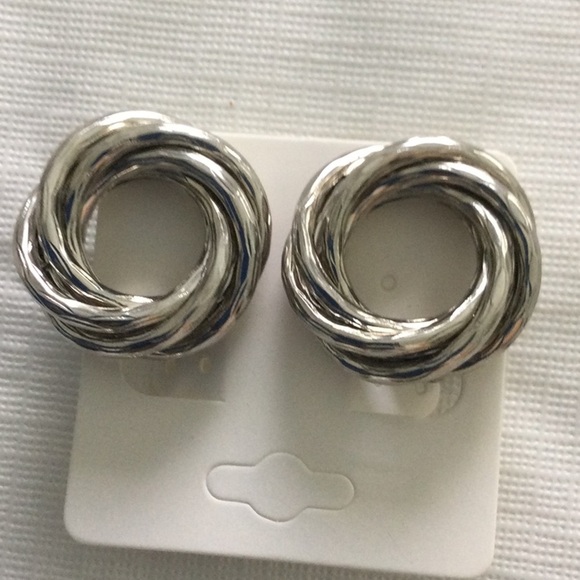 Woman’s Clip on Earrings color sliver. They can dress up any outfit - Picture 1 of 5